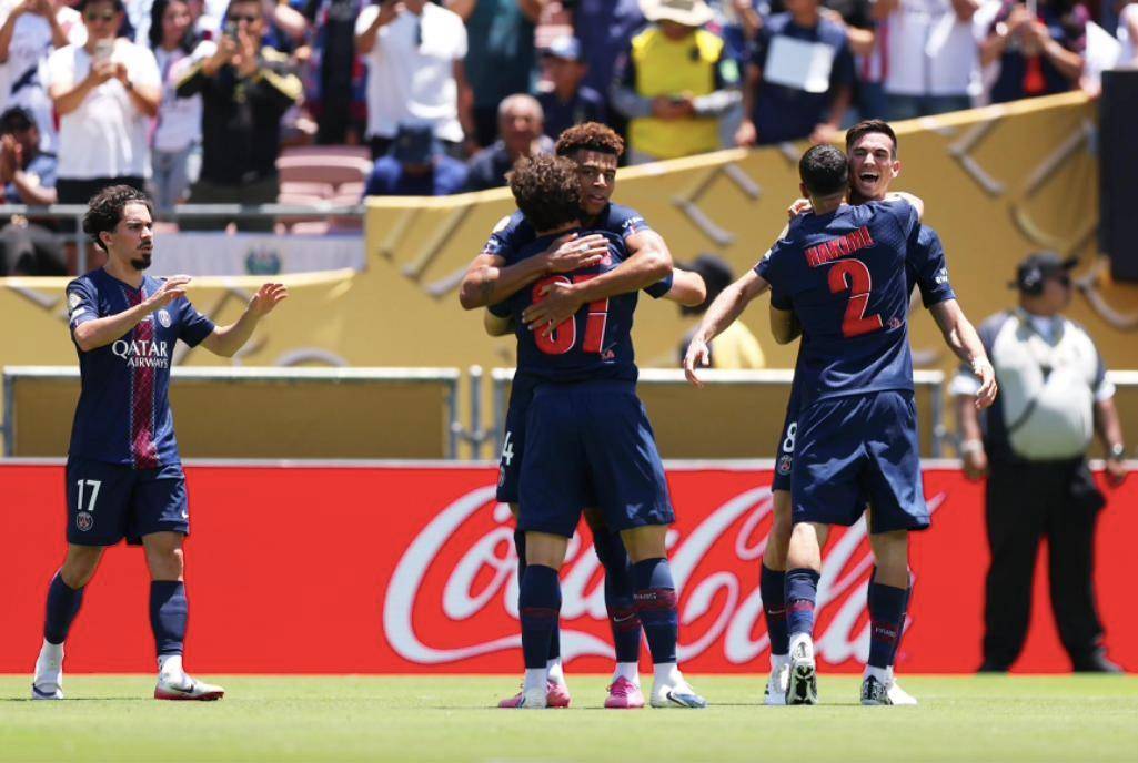 不着痕迹地 不着痕迹地